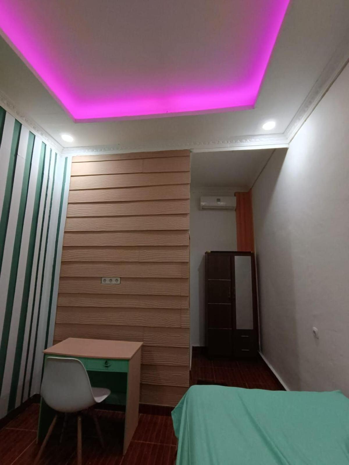 Oyo Life 93158 Kost Asaka Hotel
