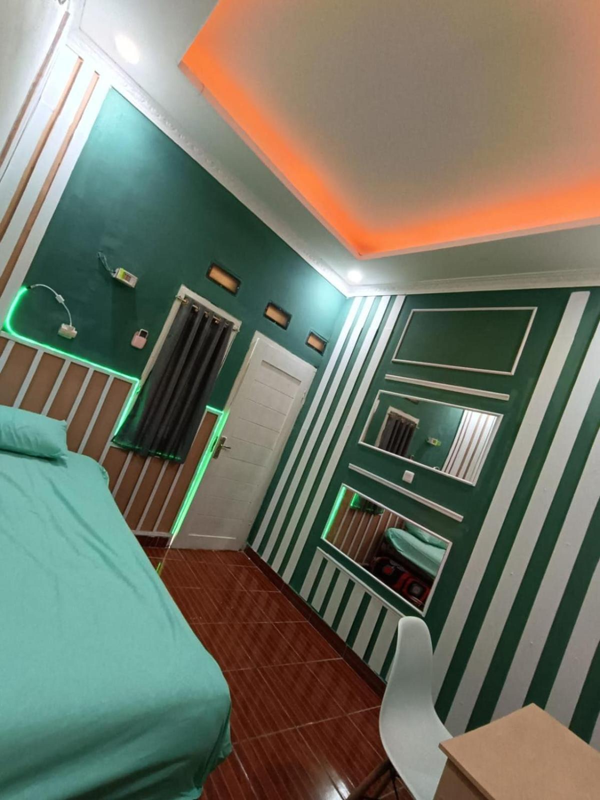 Oyo Life 93158 Kost Asaka Hotel Serang
